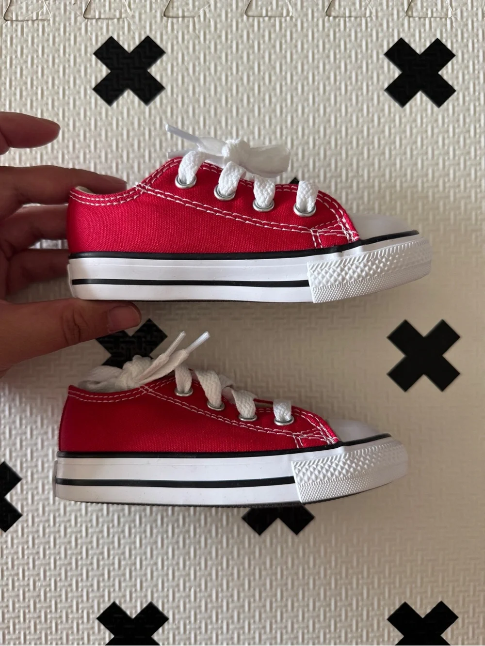 Infant converse chuck taylor low top in red size 6 NIB